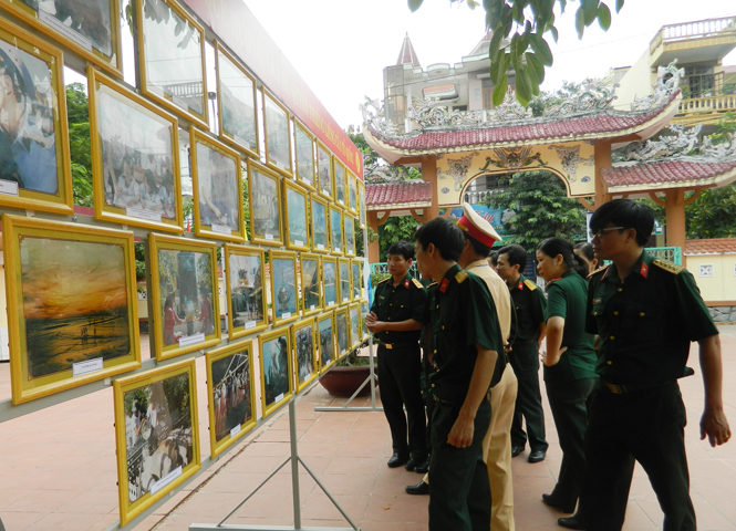 Triển lãm ảnh về quê hương, biển đảo và con người Đồng Hới thu hút đông đảo người xem.