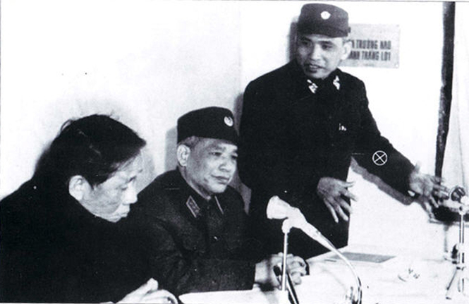 Tư lệnh Quân chủng phòng không- không quân Lê Văn Tri trình bày kế hoạch đánh B52 bảo vệ Hà Nội-Hải Phòng với Tổng Bí thư Lê Duẩn (11-1972). Ảnh: T.L