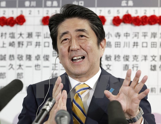Thủ tướng Nhật Bản Shinzo Abe trả lời phỏng vấn báo chí sau khi kết quả bầu cử Hạ viện được công bố. (Nguồn: Kyodo/TTXVN)