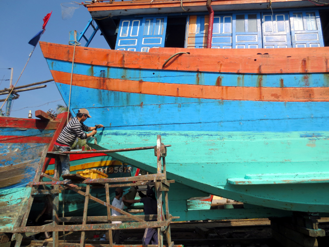 Chiếc tàu công suất 260CV của gia đình ông Hoàng Đức Dũng (Bảo Ninh, TP.Đồng Hới) đang được lên đà tu sửa để chuẩn bị cho chuyến vươn khơi trong năm mới 2015.