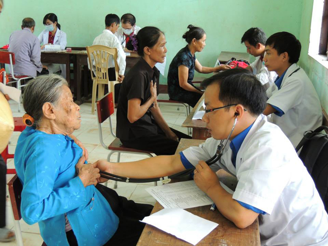 ĐVTN Bệnh viện HN VN- CBĐH khám và phát thuốc miễn phí cho người dân xã Lâm Trạch (Bố Trạch) trong chiến dịch tình nguyện năm 2014.