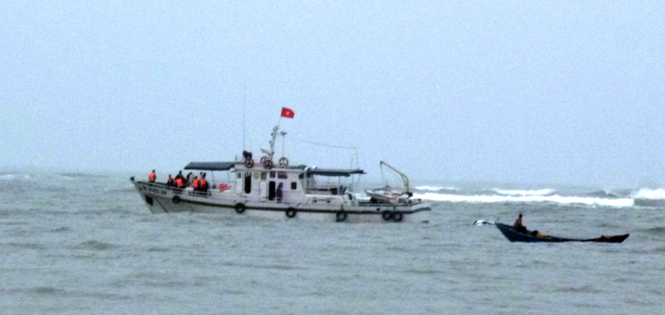 Lực lượng cứu hộ đang tìm cách tiếp cận tàu cá mang số hiệu QB - 92336.