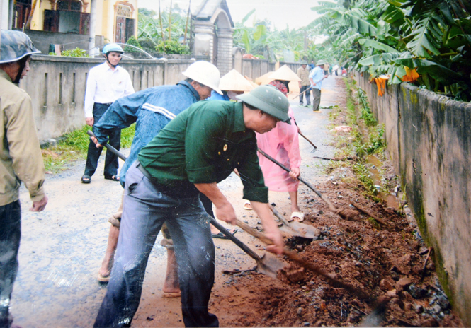Chi hội CCB thôn Phúc Tự Đông, xã Đại Trạch (Bố Trạch) chăm sóc tuyến đường “Cựu chiến binh tự quản”.