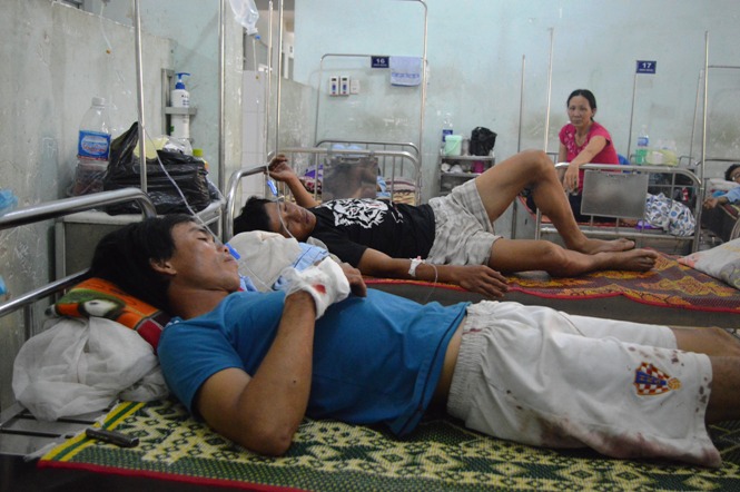  Hai người bị thương là anh Trịnh Nam (áo xanh) và Nguyễn Văn Sỹ (áo đen) đang được điều trị tại bệnh viện đa khoa Bắc Quảng Bình 
