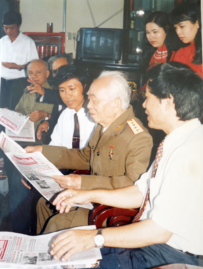Đại tướng Võ Nguyên Giáp đang xem Báo Quảng Bình nhân chuyến Người về thăm quê (1999).  Ảnh: Tiến Hành