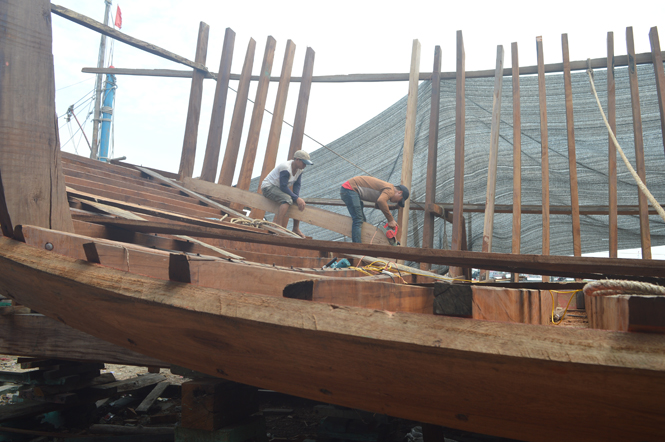 Nhiều tàu cá được đóng mới, tạo điều kiện thuận lợi để ngư dân bám biển vươn khơi.