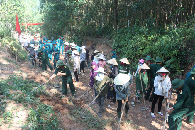 Lực lượng vũ trang huyện Minh Hoá cùng nhân dân tích cực xây dựng nông thôn mới. Ảnh: Tư liệu