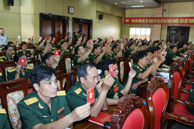 Các đại biểu biểu quyết thông qua chương trình Đại hội Đảng bộ Quân sự tỉnh, lần thứ XIV, nhiệm kỳ 2015-2020.