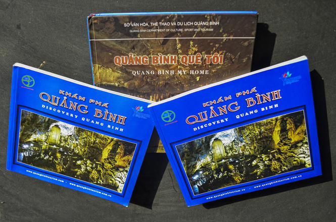 Hai cuốn sách ảnh giới thiệu về mảnh đất và con người Quảng Bình được sử dụng để quảng bá du lịch