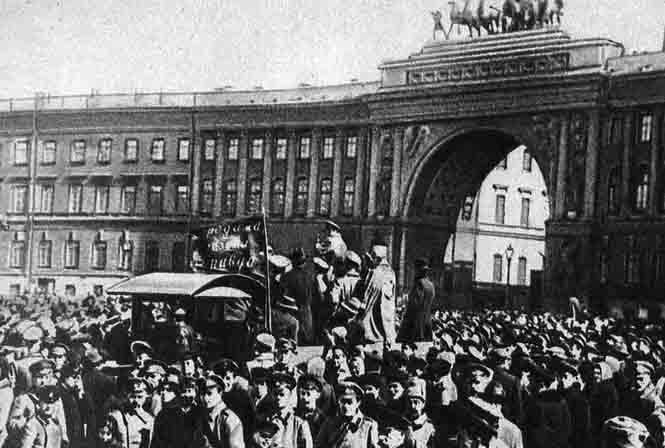 Những người Bonsevich đang phát biểu trước cuộc mít tinh của những người công nhân  và binh lính tại Petrograd. Năm 1917. Ảnh: Tư liệu