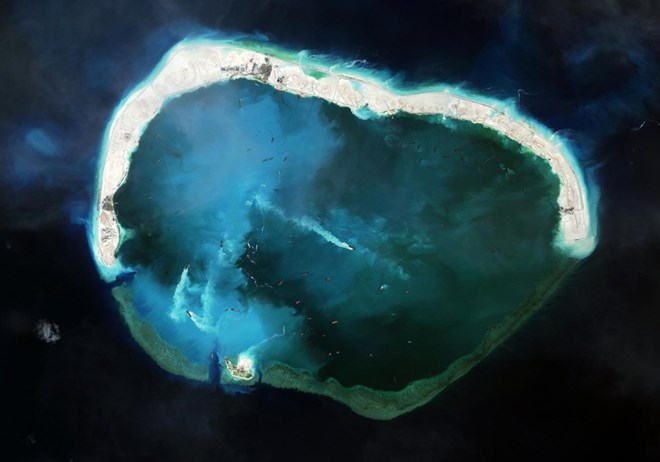 Bãi đá Vành Khăn chụp tháng 8-2015 cho thấy các rạn san hô đang bị tàn phá bởi sự tôn tạo trái phép của Trung Quốc. (Nguồn: CSIS)