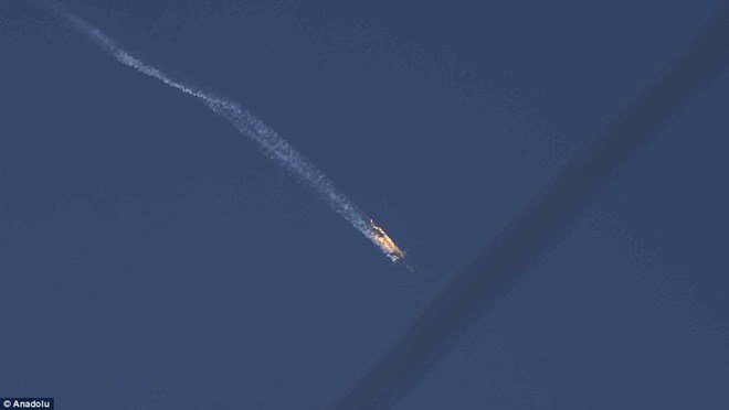 Chiếc máy bay SU-24 của Nga bốc cháy sau khi bị bắn. (Nguồn: Anodolu)