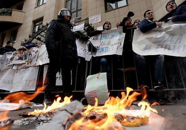 Người dân Nga biểu tình trước cửa đại sứ quán Thổ Nhĩ Kỳ tại thủ đô Moskva của Nga. (Ảnh: AFP)