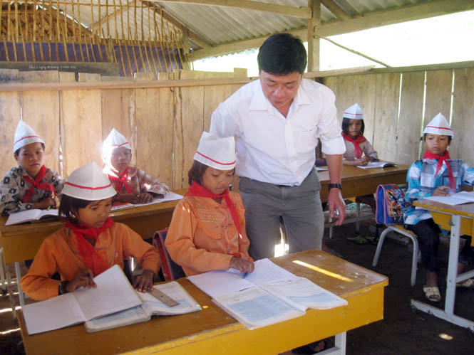 Thầy giáo Đinh Thanh Hải đang hướng dẫn học sinh làm bài.