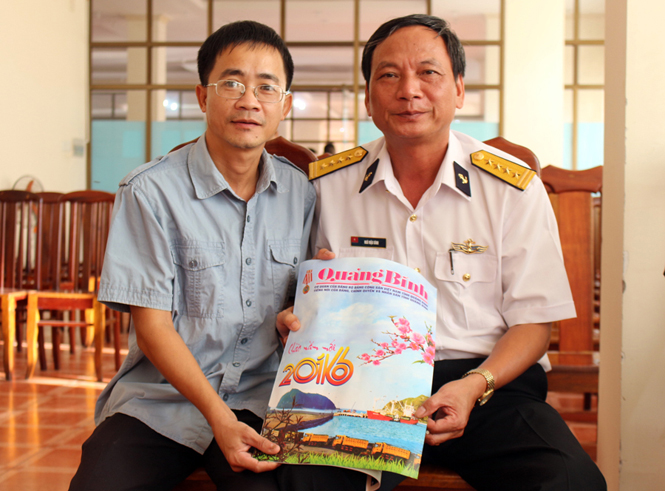 Tác giả với đại tá Ngô Mậu Bình, Phó Chủ nhiệm Chính trị Vùng IV Hải quân.