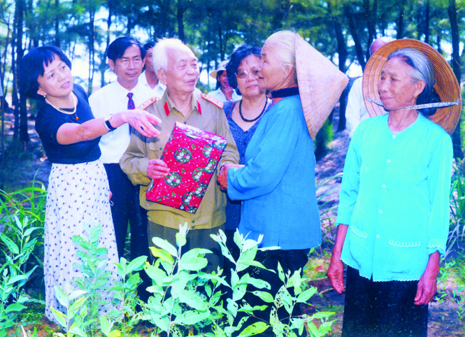 Đại tướng Võ NGuyên Giáp tặng quà cho Anh hùng Lao động PHẠM Thị NGÈNG trong chuyến về thăm quê hương. Ảnh: C.T.S