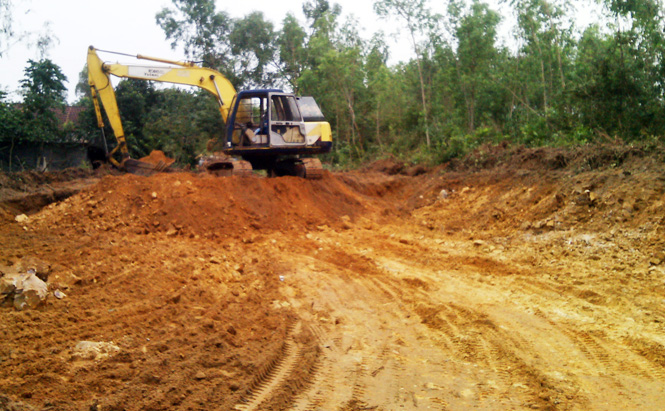 Một điểm khai thác trộm diệp thạch sét diễn ra công khai trên địa bàn xã Vạn Ninh (Quảng Ninh).