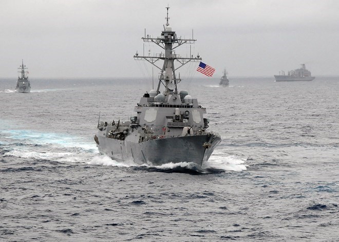 Tàu khu trục tên lửa Mỹ USS Lassen thực hiện tuần tra trên biển. (Ảnh: atimes)