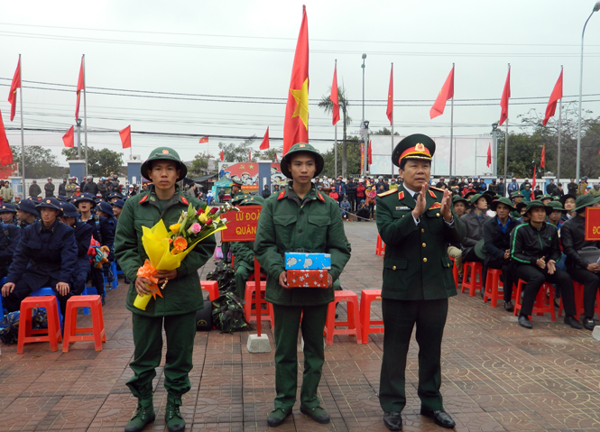 Đồng chí Thiếu tướng Nguyễn Văn Hiếu, Phó Tham mưu trưởng Quân khu 4 tặng hoa và quà cho đại diện các tân binh