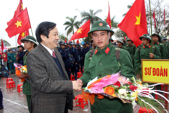 Đồng chí Nguyễn Xuân Quang, Ủy viên Thường vụ Tỉnh ủy, Phó Chủ tịch Thường trực UBND tỉnh tặng hoa và quà cho tân binh trong lễ giao, nhận quân.