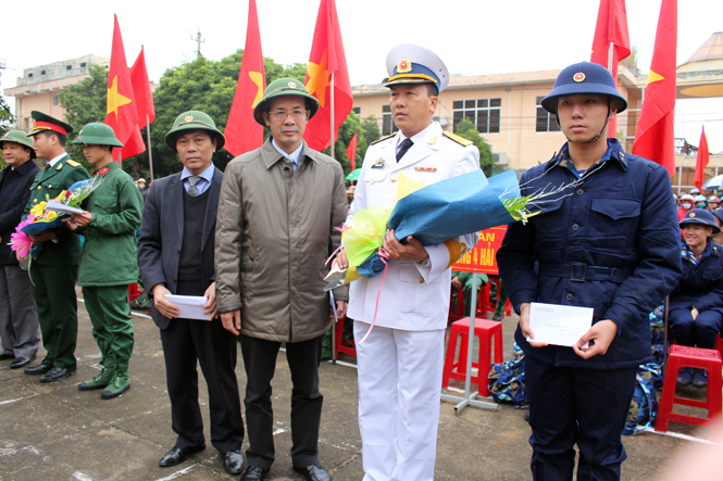 Đồng chí Trần Công Thuật, Phó Bí thư Thường trực Tỉnh ủy thăm hỏi và tặng quà cho chiến sỹ mới.