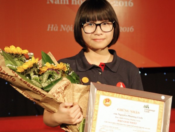 Nguyễn Phương Linh rạng rỡ khi nhận danh hiệu thủ khoa của cuộc thi. (Ảnh: BTC)