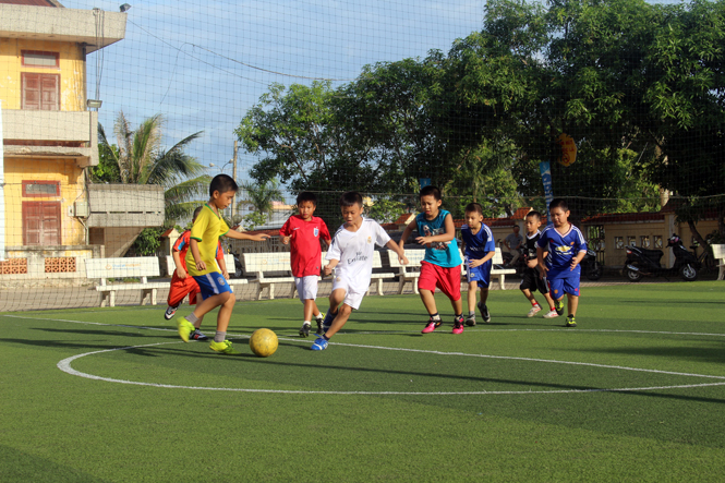Sân bóng đá cỏ nhân tạo, một trong những loại hình vui chơi giải trí được Nhà Thiếu nhi tổ chức thu hút đông đảo thanh thiếu nhi tham gia.