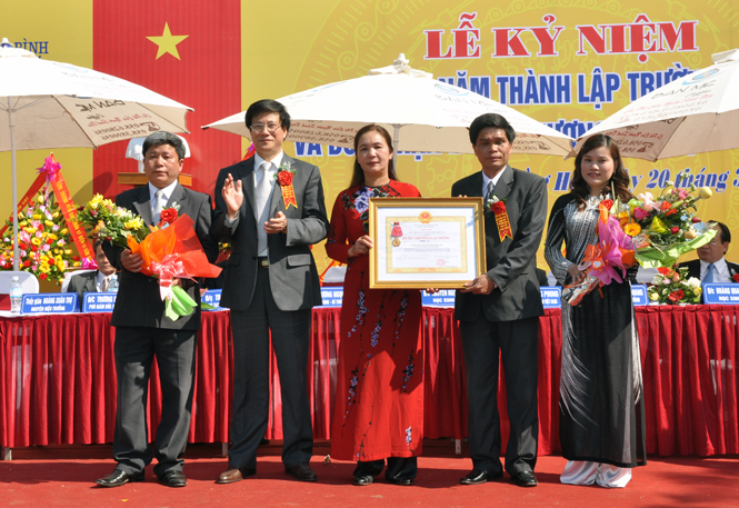 Đồng chí Lương Ngọc Bính, nguyên Ủy viên Ban Chấp hành Trung ương Đảng, nguyên Bí thư Tỉnh ủy, trao Huân chương Lao động hạng Ba cho Trường THPT Đồng Hới năm 2011.