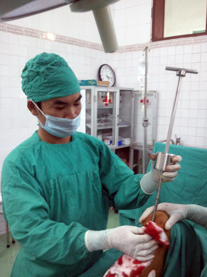 Bác sỹ Nguyễn Hữu Tuân đang thực hiện “Phẫu thuật tháo đinh Sign bằng dụng cụ tự chế” - một sáng kiến kinh nghiệm của anh được áp dụng tại Bệnh viện đa khoa huyện Quảng Ninh.