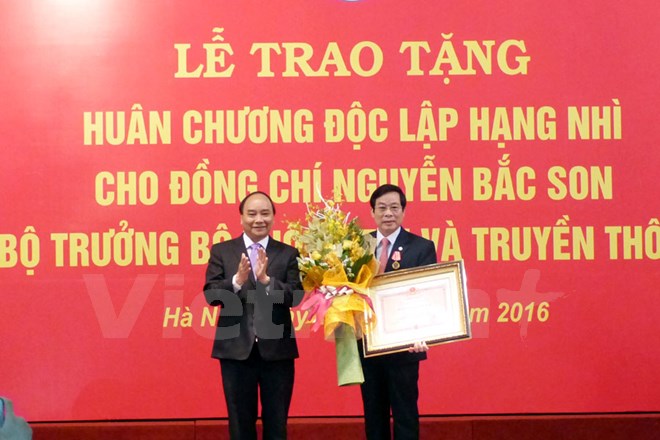 Thủ tướng Chính phủ Nguyễn Xuân Phúc trao Huân chương Độc lập hạng Nhì cho Bộ trưởng Nguyễn Bắc Son. (Ảnh: T.H/Vietnam+)