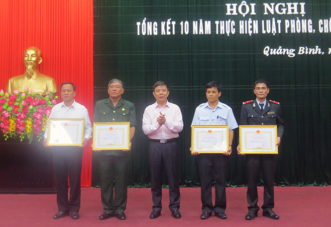  Đại diện Hội CCB xã Đức Ninh (người đứng thứ 2 từ trái sang) nhận bằng khen của Chủ tịch UBND tỉnh vì đã có thành tích xuất sắc trong 10 năm thực hiện Luật PCTN (giai đoạn 2005-2015).