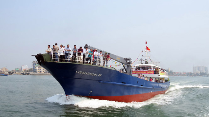Tàu dịch vụ hậu cần vỏ thép Long Khánh được bàn giao và đưa vào khai thác.