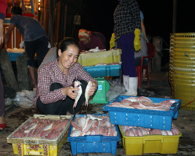 Niềm vui của những ngư dân khi bán được sản phẩm vừa đánh bắt từ vùng biển xa về tối 0-4-2016