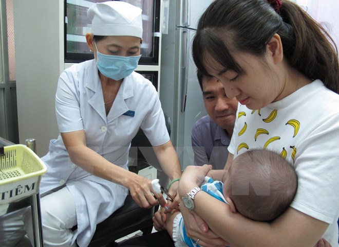 Trẻ tiêm vắcxin Pentaxim tại Trung tâm y tế dự phòng Thành phố Hồ Chí Minh. (Ảnh: Phương Vy/TTXVN)