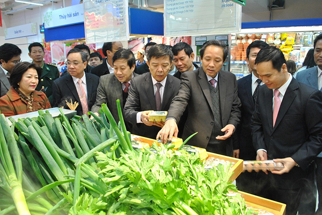 Các đồng chí lãnh đạo tỉnh tham quan siêu thị Co.opmart Quảng Bình.