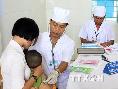 Tiêm chủng cho trẻ em tại điểm tiêm chủng xã Quảng Bình, huyện Quảng Xương (Thanh Hóa), sáng 14-5. (Ảnh: Dương Ngọc/TTXVN)