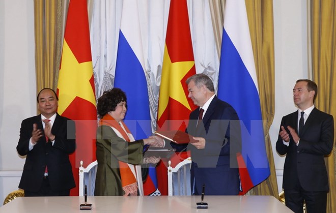 Thủ tướng Nguyễn Xuân Phúc và Thủ tướng Liên bang Nga Dmitry Medvedev chứng kiến Lễ ký thảo thuận hợp tác giữa Tập đoàn TH (Việt Nam) và chính quyền tỉnh Kaluga (Nga). (Ảnh: Thống Nhất/TTXVN)