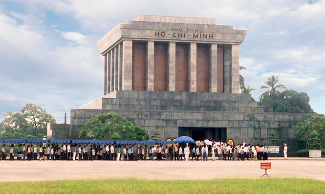 Du khách vào Lăng viếng Chủ tịch Hồ Chí Minh. Ảnh: Hành Tiến