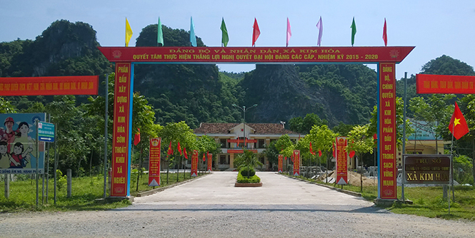 Xã miền núi Kim Hóa (huyện Tuyên Hóa) rực rỡ băng cờ, khẩu hiệu tuyên truyền về ngày bầu cử. Ảnh: VĂN TƯ