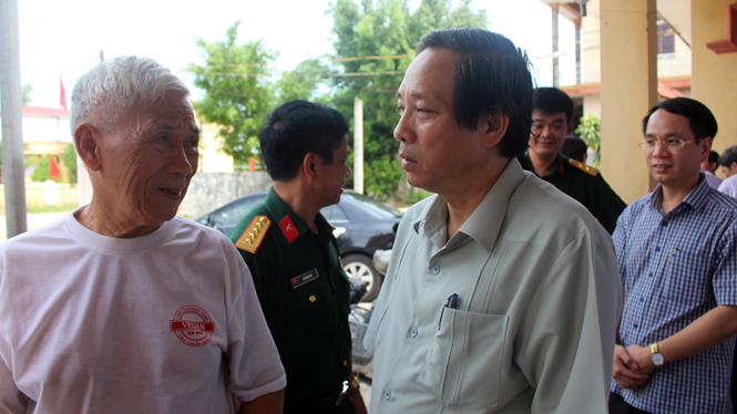 Đồng chí Hoàng Đăng Quang trò chuyện cùng cụ Phan Văn Thật, 90 tuổi, cử tri đã tham gia bầu cử 14 khóa Đại biểu Quốc hội