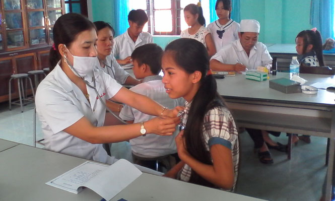  Công tác khám, chữa bệnh cho học sinh tại huyện Lệ Thủy luôn được quan tâm, chú trọng.
