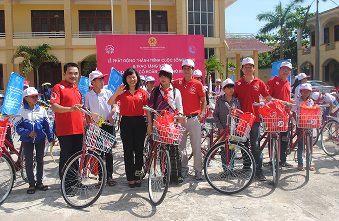 Ban lãnh đạo AIA Việt Nam và Quỹ Bảo trợ trẻ em Việt Nam tặng xe đạp cho các học sinh nghèo trong chương trình “Hành trình cuộc sống”  năm 2015.