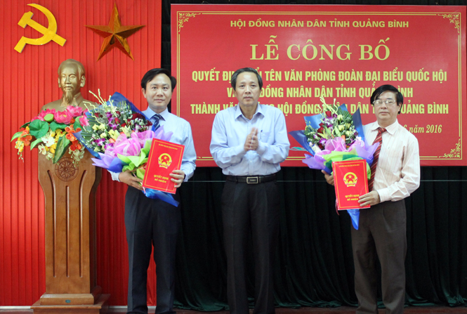 Đồng chí Hoàng Đăng Quang, Ủy viên Trung ương Đảng, Bí thư Tỉnh ủy, Chủ tịch HĐND tỉnh trao quyết định bổ nhiệm cán bộ cho các đồng chí Chánh Văn phòng và Phó Chánh Văn phòng HĐND tỉnh.