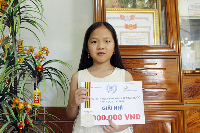 Đinh Trần Nguyên Thảo trở thành học sinh đầu tiên ở huyện vùng cao Minh Hóa đoạt huy chương Bạc trong cuộc thi “Tài năng tiếng Anh” toàn quốc.