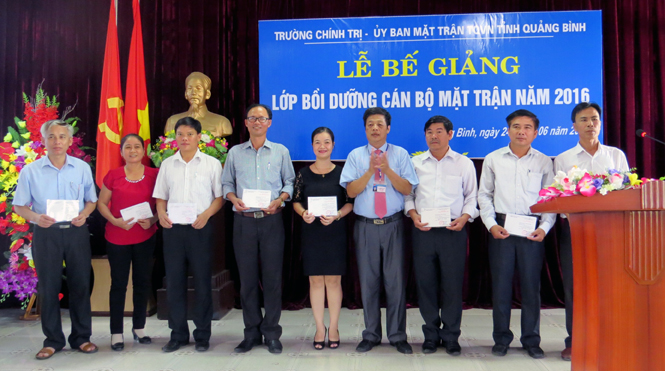 Đại diện lãnh đạo Trường Chính trị tỉnh trao phần thưởng cho 8 học viên đạt thành tích xuất sắc trong khóa bồi dưỡng.