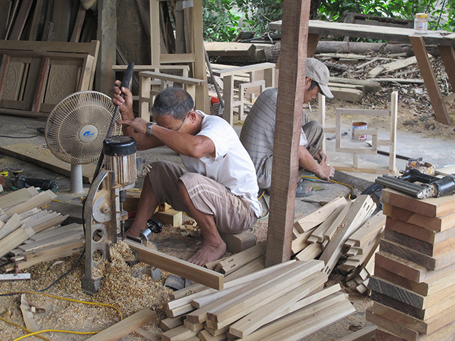 Nghề mộc mang lại nguồn thu nhập ổn định cho nhiều người dân ở xã Quảng Tùng.