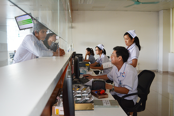 Giải quyết nhanh gọn các thủ tục cho bệnh nhân là yêu cầu đầu tiên của tổ giám định BHYT tại Bệnh viện hữu nghị Việt Nam- Cu Ba Đồng Hới.