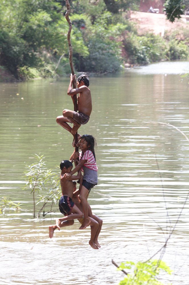 Trẻ em chơi đùa ở sông, suối rất dễ xảy ra đuối nước.
