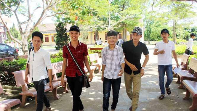 Các thí sinh tại điểm thi Trường THPT Nguyễn Chí Thanh tự tin sau khi kết thúc thi môn Toán.