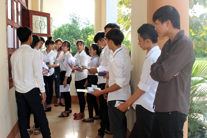  Các thí sinh bước vào môn thi đầu tiên của kỳ thi tốt nghiệp THPT quốc gia năm 2016 tại thị xã Ba Đồn